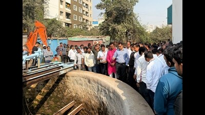 Commissioner Rajendra Bhosale and other civic officials inspected the water sources at Nanded, Kirkatwadi, Nandoshi and Dhayari areas on Thursday. (MAHENDRA KOLHE/HT PHOTO) Commissioner Rajendra Bhosale and other civic officials inspected the water sources at Nanded, Kirkatwadi, Nandoshi and Dhayari areas on Thursday. (MAHENDRA KOLHE/HT PHOTO)