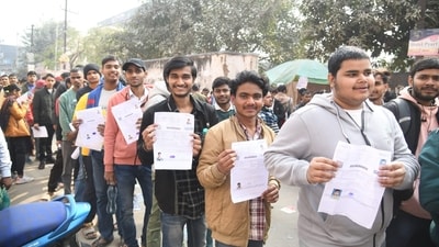 Students are seen standing in queue to appear for the JEE Mains exam at an examination centre in Patna. (Santosh Kumar) Students are seen standing in queue to appear for the JEE Mains exam at an examination centre in Patna. (Santosh Kumar)