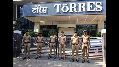 Mumbai, Jan 06 (ANI): Police personnel stand guard outside Torres Company’s office after Investors gather in large numbers demanding the return of their principal amounts after the company failed to provide promised payments, at Dadar in Mumbai on Monday. (ANI Photo) (Deepak Salvi)