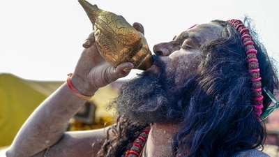 A sadhu blows a conch shell at the Mahakumbh Mela in Prayagraj on Wednesday, a key event in the religious gathering, where spiritual leaders like "Pahalwan Baba" motivate youth to awaken their spiritual consciousness. (PTI) A sadhu blows a conch shell at the Mahakumbh Mela in Prayagraj on Wednesday, a key event in the religious gathering, where spiritual leaders like "Pahalwan Baba" motivate youth to awaken their spiritual consciousness. (PTI)