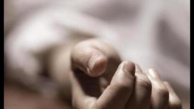 The dead woSP Hathras said that four teams have been formed to track down the absconding accused and his accomplice. man's body. Focus on hand (Getty Images/iStockphoto)