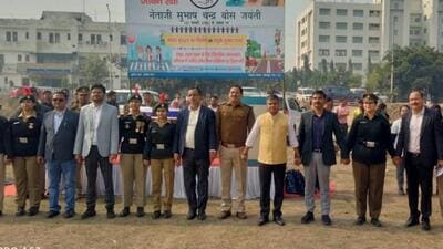 To mark Netaji Subhas Chandra Bose’s birth anniversary on January 23, the Gautam Budh Nagar district administration organised a historic human chain at Expo Car Parking, Knowledge Park. (HT Photo) To mark Netaji Subhas Chandra Bose’s birth anniversary on January 23, the Gautam Budh Nagar district administration organised a historic human chain at Expo Car Parking, Knowledge Park. (HT Photo)