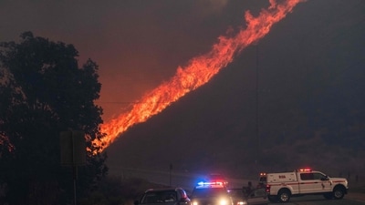 The local winds were blowing at 67 kph in the afternoon, but by Thursday and later in the evening, they were predicted to reach 96 kph. Crews on the ground and in helicopters that dropped water attempted to stop the wind-driven fire from spreading towards Castaic over the freeway. (AFP/Apu GOMES) The local winds were blowing at 67 kph in the afternoon, but by Thursday and later in the evening, they were predicted to reach 96 kph. Crews on the ground and in helicopters that dropped water attempted to stop the wind-driven fire from spreading towards Castaic over the freeway. (AFP/Apu GOMES)