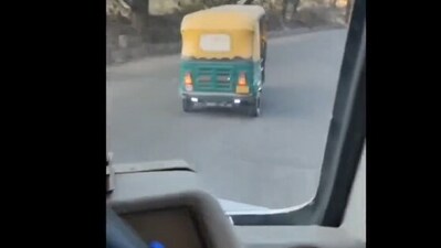 Ambulance in Bengaluru blocked by an auto (Pic from screengrab) (X) Ambulance in Bengaluru blocked by an auto (Pic from screengrab) (X)