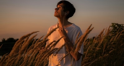 Recent findings indicate that music not only triggers memories but can also alter emotional perceptions of those memories. (Unsplash) Recent findings indicate that music not only triggers memories but can also alter emotional perceptions of those memories. (Unsplash)