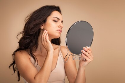 Stress can also show on your face. High cortisol levels don’t just affect your body or how you feel but they also on how you look Stress can also show on your face. High cortisol levels don’t just affect your body or how you feel but they also on how you look