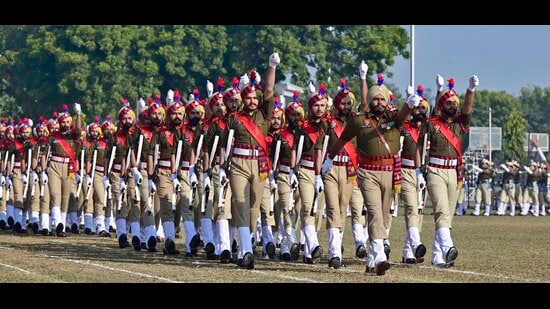 A police contingent takes out a march past during the full-dress rehearsal at PAU sports ground in Ludhiana on Thursday. (Gurpreet Singh/HT)