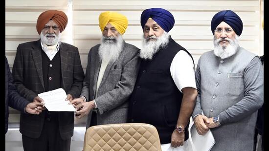 SAD working president Balwinder Singh Bhundar, former president Sukhbir Singh Badal and SGPC chief Harjinder Singh Dhami handing over a memorandum to gurdwara elections chief commissioner justice SS Saron (retd) on Thursday. (Sourced)