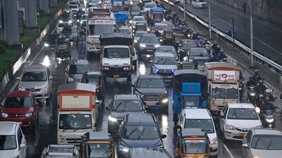 BMC said it would draft a policy aimed at vastly improving the vital, 26-km stretch of the Western Express Highway (WEH) that runs from Bandra East to Dahisar.(Photo by Vijay Bate/HT Photo) BMC said it would draft a policy aimed at vastly improving the vital, 26-km stretch of the Western Express Highway (WEH) that runs from Bandra East to Dahisar.(Photo by Vijay Bate/HT Photo)
