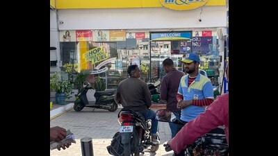 A fuel station employee seen giving fuel to a person without helmet (HT Photo) A fuel station employee seen giving fuel to a person without helmet (HT Photo)