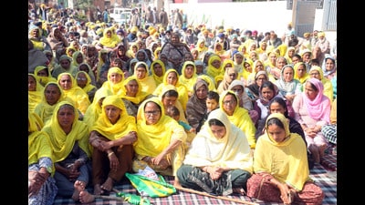 Bhartiya Kisan Union (Ekta Ugrahan) members protesting at Jeond village in Bathinda on Friday. (Sanjeev Kumar/HT) Bhartiya Kisan Union (Ekta Ugrahan) members protesting at Jeond village in Bathinda on Friday. (Sanjeev Kumar/HT)