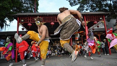Along with drama, the dance steps also include many martial arts steps. ((Photo by JADE GAO / AFP)) Along with drama, the dance steps also include many martial arts steps. ((Photo by JADE GAO / AFP))