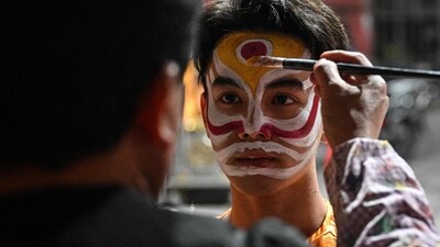 The Yingge dancers got their makeup done at an ancestral temple before the dance performance in Shantou. ((Photo by JADE GAO / AFP) ) The Yingge dancers got their makeup done at an ancestral temple before the dance performance in Shantou. ((Photo by JADE GAO / AFP) )