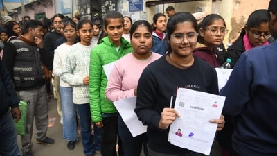 Candidates with their admit card before appearing for JEE Main Exam at an examination centre at Patliputra in Patna (Santosh Kumar ) Candidates with their admit card before appearing for JEE Main Exam at an examination centre at Patliputra in Patna (Santosh Kumar )