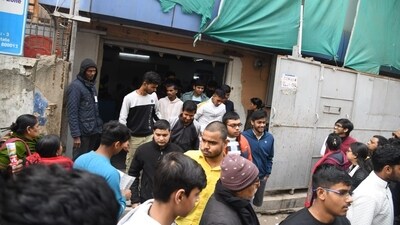 Candidates outside the examination centre at Patliputra in Patna after appearing for JEE Main exam. (Santosh Kumar ) Candidates outside the examination centre at Patliputra in Patna after appearing for JEE Main exam. (Santosh Kumar )