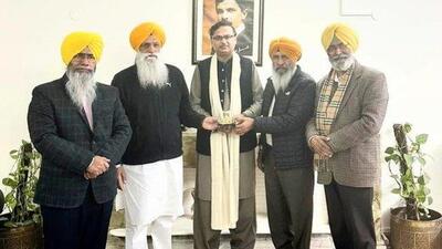 SGPC delegation meets Pakistan high commission’s charge d’ affaires Saad Ahmad Warraich in New Delhi on Friday. (HT Photo) SGPC delegation meets Pakistan high commission’s charge d’ affaires Saad Ahmad Warraich in New Delhi on Friday. (HT Photo)