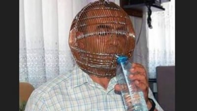A Turkish man gained attention for caging his head to quit smoking after 26 years of addiction (X/@PicturesFoIder) A Turkish man gained attention for caging his head to quit smoking after 26 years of addiction (X/@PicturesFoIder)