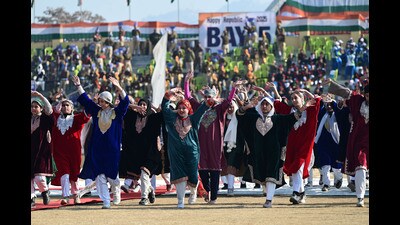 Students participate in a full-dress rehearsal ahead of Republic Day parade at Bakshi Stadium in Srinagar on Friday. (Waseem Andrabi /HT)