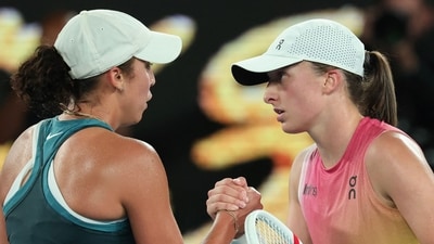 Winner Madison Keys of the US (L) and Poland's Iga Swiatek shake hands at the net following their women's singles semi-final match on day twelve of the Australian Open tennis tournament in Melbourne on January 24, 2025. (Photo by DAVID GRAY / AFP) / -- IMAGE RESTRICTED TO EDITORIAL USE - STRICTLY NO COMMERCIAL USE -- (AFP) Winner Madison Keys of the US (L) and Poland's Iga Swiatek shake hands at the net following their women's singles semi-final match on day twelve of the Australian Open tennis tournament in Melbourne on January 24, 2025. (Photo by DAVID GRAY / AFP) / -- IMAGE RESTRICTED TO EDITORIAL USE - STRICTLY NO COMMERCIAL USE -- (AFP)