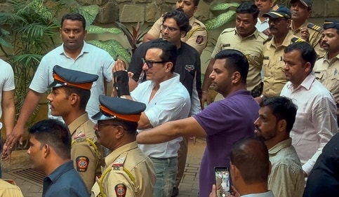Saif Ali Khan stabbing case: Bollywood actor Saif Ali Khan discharged from Lilavati Hospital 5 days after the stabbing incident and back to home. Mumbai, India. Jan 21, 2025. (Hindustan Times) Saif Ali Khan stabbing case: Bollywood actor Saif Ali Khan discharged from Lilavati Hospital 5 days after the stabbing incident and back to home. Mumbai, India. Jan 21, 2025. (Hindustan Times)