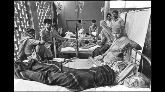 At a Delhi hospital in 1988. ’Even in the cities the facilities afforded to the poor were not such as to inspire confidence in the patient or cater adequately to the general need,’ Amrit Kaur writes. (HT Archives)