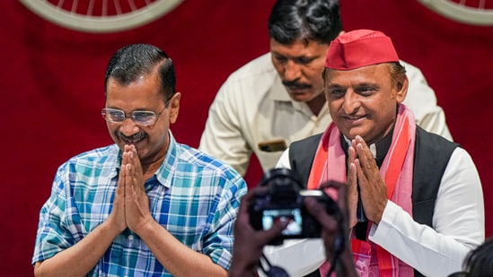 Delhi Chief Minister and AAP convenor Arvind Kejriwal and Samajwadi Party chief Akhilesh Yadav. (PTI)