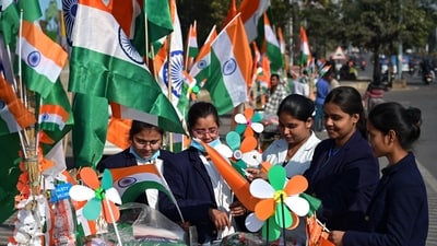 Students buying flags in Lucknow (Mustaq Khan/HT) Students buying flags in Lucknow (Mustaq Khan/HT)