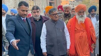 Governor Gulab Chand Kataria (centre), along with Rajya Sabha MP Balbir Singh Seechewal and others, inspects Buddha Nullah in Ludhiana on Saturday. (HT Photo) Governor Gulab Chand Kataria (centre), along with Rajya Sabha MP Balbir Singh Seechewal and others, inspects Buddha Nullah in Ludhiana on Saturday. (HT Photo)