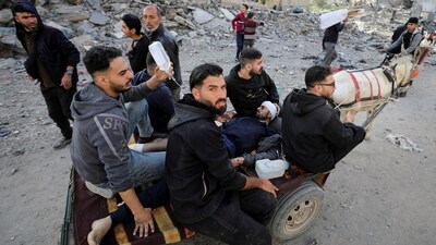 A Palestinian man wounded in an Israeli fire is transported on a donkey cart, following a delay in the ceasefire between Israel and Hamas over the hostage list, in the northern Gaza Strip, January 19, 2025. REUTERS/Dawoud Abu Alkas     TPX IMAGES OF THE DAY (REUTERS)