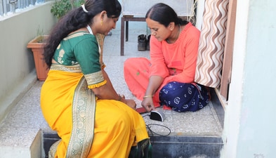 Bringing it home: Under the Maharashtra State Rural Livelihoods Missions and mentored by Women’s World Banking, a woman agent provides door-to-door banking services (WWB)