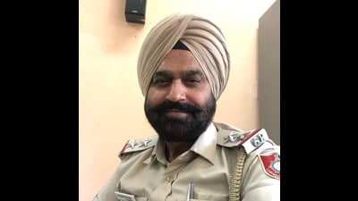 Sub-inspector Baljinder Singh, who joined the police force as a constable on November 19, 1987, has been honoured for his exceptional dedication and service. (HT)