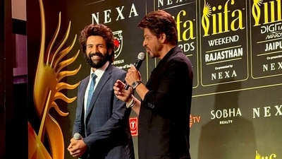 Kartik Aaryan and Shah Rukh Khan attended an IIFA event in Mumbai.