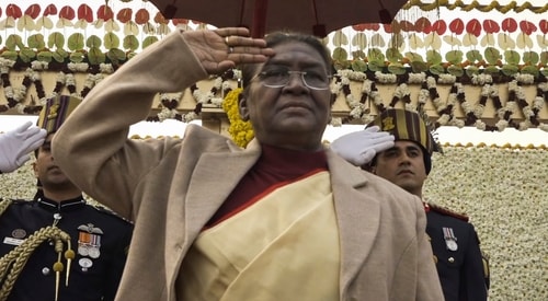 On Republic Day 2024, the President of India, Droupadi Murmu, unfurled the national flag, followed by the rendition of the national anthem and a 21-gun salute. (PTI) On Republic Day 2024, the President of India, Droupadi Murmu, unfurled the national flag, followed by the rendition of the national anthem and a 21-gun salute. (PTI)