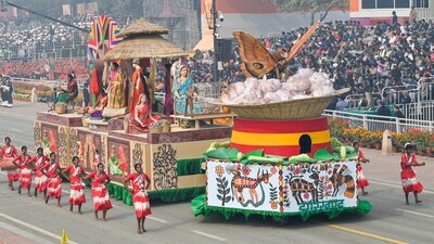 Republic Day 2025: Artists perform beside the tableaux of Jharkhand during the 75th Republic Day Parade 2024 at Kartavya Path. (HT Photo/Raj K Raj) Republic Day 2025: Artists perform beside the tableaux of Jharkhand during the 75th Republic Day Parade 2024 at Kartavya Path. (HT Photo/Raj K Raj)