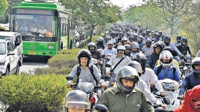 In 2024, Delhi alone added 448,767 two-wheelers, pushing the total number of motorcycles and scooters on the streets of the Capital past 5.7 million, from 5.2 million in 2023, according to official figures. (Raj K Raj/HT Photo) In 2024, Delhi alone added 448,767 two-wheelers, pushing the total number of motorcycles and scooters on the streets of the Capital past 5.7 million, from 5.2 million in 2023, according to official figures. (Raj K Raj/HT Photo)