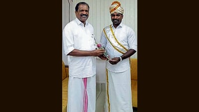 Minister OR Kelu with Raman Rajamannan. (HT photo) Minister OR Kelu with Raman Rajamannan. (HT photo)