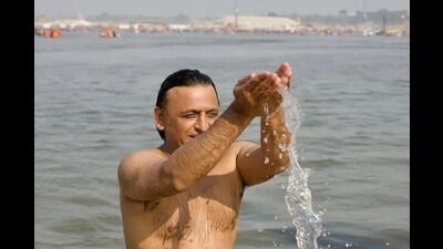 Samajwadi Party chief Akhilesh Yadav bathing at Sangam on Sunday (Anil Kumar Maurya/HT) Samajwadi Party chief Akhilesh Yadav bathing at Sangam on Sunday (Anil Kumar Maurya/HT)