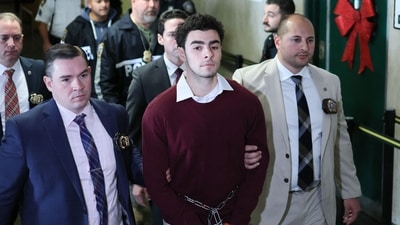Luigi Nicholas Mangione (C) arrives at Manhattan Criminal Court in New York on December 23, 2024. Mangione, 26, is accused of shooting UnitedHealthcare chief executive Brian Thompson on a Manhattan street on December 4. (Photo by CHARLY TRIBALLEAU / AFP) (AFP) Luigi Nicholas Mangione (C) arrives at Manhattan Criminal Court in New York on December 23, 2024. Mangione, 26, is accused of shooting UnitedHealthcare chief executive Brian Thompson on a Manhattan street on December 4. (Photo by CHARLY TRIBALLEAU / AFP) (AFP)