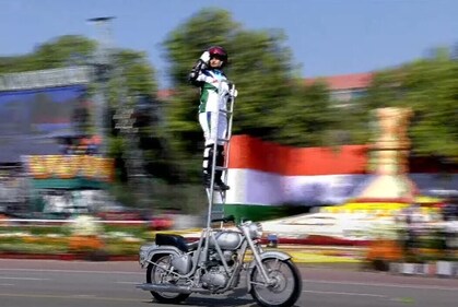 The Corps of Signals Motorcycle Rider Display Team, famously known as ‘The Dare Devils’, (YouTube/DD)