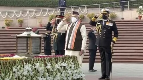 PM Mod paid tribute to fallen soldiers at the National War Memorial on January 26, 2022. (HT Photo) PM Mod paid tribute to fallen soldiers at the National War Memorial on January 26, 2022. (HT Photo)