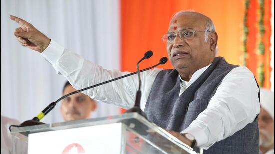 Congress president Mallikarjun Kharge pays tribute to the architects of the Constitution on the 76th Republic Day (PTI)