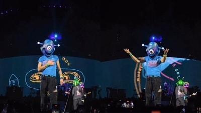 Chris Martin wore an alien mask during the concert and used sign language. 