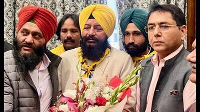 AAP’s Jatinder Singh (yellow turban) with cabinet minister and party’s state chief Aman Arora after being named Amritsar mayor on Monday. (HT) AAP’s Jatinder Singh (yellow turban) with cabinet minister and party’s state chief Aman Arora after being named Amritsar mayor on Monday. (HT)