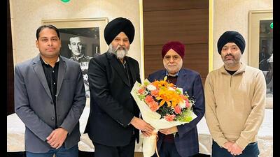 FICO president Gurmeet Singh Kular honouring Onkar Singh Pahwa in Ludhiana on Monday. (HT photo)