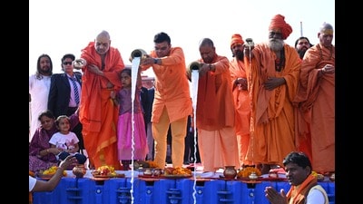 Home Minister Amit Shah and UP CM Yogi Adityanath offering prayers at Sangam on Monday. (HT Photo)