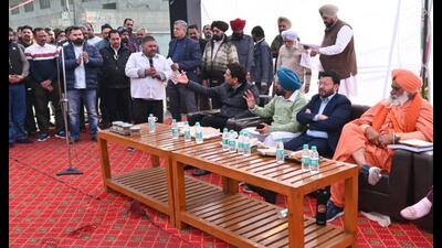Local Bodies minister Ravjot Singh and Rajya Sabha MP Balbir Singh Seechewal interacting with dairy owners in Ludhiana on Monday. (HT Photo) Local Bodies minister Ravjot Singh and Rajya Sabha MP Balbir Singh Seechewal interacting with dairy owners in Ludhiana on Monday. (HT Photo)