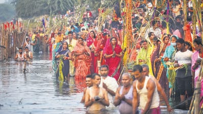 People perform Chhath Puja at Bhalswa Lake in New Delhi on Wednesday. Chhath Puja is significant to the Purvanchali community. (Sanchit Khanna/HT Photo)
