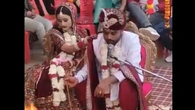 A groom from Saharanpur stunned guests by personally reciting Vedic mantras during his wedding in Haridwar. (X/@Genzofficia_l) A groom from Saharanpur stunned guests by personally reciting Vedic mantras during his wedding in Haridwar. (X/@Genzofficia_l)