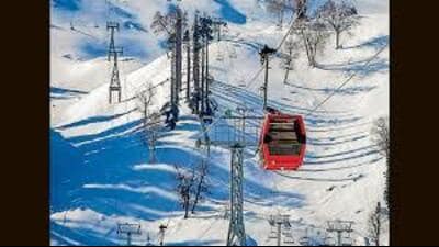 The Gulmarg Gondola is the flagship attraction of Kashmir tourism and possibly India’s most popular ropeway at a height of 13,500 ft – Asia’s highest operating cable car. (HT File)
