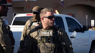 U.S. Immigrations and Customs (ICE) Homeland Security Investigations (HSI) agents take part in detaining two documented immigrants with prior convictions at a Home Depot parking lot in Tucson, Arizona, U.S., January 26, 2025.    REUTERS/Rebecca Noble (REUTERS)
